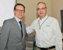 Juan Felipe Vanegas, vicepresidente junta CCM, entrega Medalla de Honor a Juan Eduardo Zuluaga, Gerente de Confa.