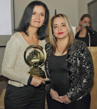Astrid Andrea Álzate, miembro junta directiva CCM entrega reconocimiento especial a Lina María Ramírez, como reconocimiento a labor cumplida hasta el pasado 30 de abril como presidente ejecutiva de la CCM.