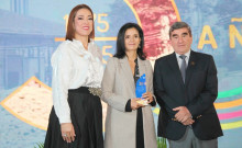 Lina María Ramírez recibe un reconocimiento de manos de Angélica Orozco y Felipe Calderón.