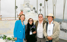 Gloria Jaramillo en compañía de sus hijos: Gloria Lucía Vélez, Marcelo Vélez y Simón Vélez.