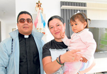 Julián Andrés Ospina hace entrega del apartamento a Ferny Miranda y David Murillo.