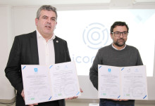 Juan Felipe Mora, director regional; hizo entrega de la certificación ISO a Sergio Salazar, gerente del Hotel Carretero.