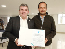 Alejandro Moncada Betancur, del Sena Caldas recibe la certificación Iso de manos de Juan Felipe Mora.
