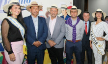 Cecilia Arcila, reina de la Iraca; Lindon Alberto Chavarriaga; Fabio Gómez Mejía, alcalde de Aguadas; Santiago García; Juan Manuel Morales Parra; y Danna Elizabeth García, señorita Caldas al Reinado Nacional.