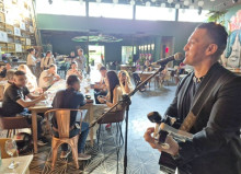 Arnin Trujillo fue el artista invitado, encargado de deleitar a los asistentes.