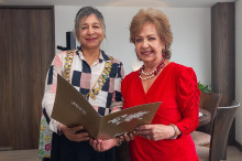 La presidenta, Lidia Rosa Toro, entregó la Senaduría de Olga Lucía Giraldo Vélez a la coordinadora de Internacionalismo, Offir López Ospina.