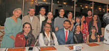 Grupo de familiares y amigos asistente a la cena de grado.