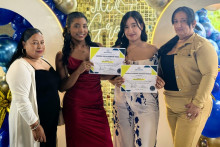 Carmen Sofía Morales y Claudia Valentina Delgado (graduadas) con sus madres Patricia Vélez y Paola Murillo.