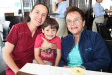 Cumpleaños de Colombia Quintero: Ana María Pérez, Lorenzo Durán y Colombia Quintero.