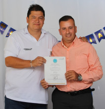 Distintivo por servicios distinguidos a los dragoneantes Cristian Camilo Duque y Paulo Andrés Cuta Ballesteros.