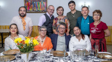 Zulma Victoria Sahara, Carmen Lucía Curcio, José Fernando Gómez, Gloria Helena Taborda. De pie: Albert Julián Largo, Enrique Rosso, Sara Gertrudis Trejos, Santiago Rosso, Luis Felipe Millán y Alba Nelfy Bernal.