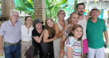 Fernando Quiceno, Melva Vargas, María del Rosario Ramírez, Clemencia Villegas, Patricia Marín, Luz Adriana Sanz, Yaneth Guarín y Arcesio González compartieron un momento especial durante el encuentro, acompañados por el cantante y compositor colombiano Llane.