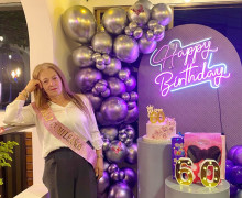 Luz Marina López en su cumpleaños número 60, rodeada de regalos y el cariño de su familia.