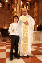 Gael Martínez Tabares acompañado del rector del Semenor, padre Fernán Llano Ruiz.
