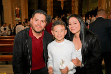 Samuel Sánchez Idárraga en compañía de sus padres, Sebastián Sánchez y Alejandra Idárraga.