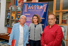 Carlos Velásquez, escritor; Ana Muñoz, dueña de Ágora Café Libro; y Germán Arias, conductor de la actividad. 