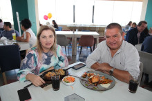 Liliana Pérez y Orlando Ríos, disfrutaron de un almuerzo en el restaurante La Azotea.