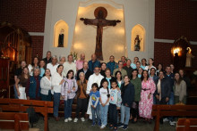 El grupo asistente con el presbítero Luis Guillermo García.