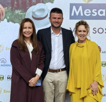 Diana Merchán Cano; Carlos Alberto Cortés, alcalde de Marmato, y Giovanna Romero.