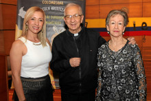 Natalia Castellanos, presbítero Efraín Castaño Arboleda y Aracelly Aristizábal