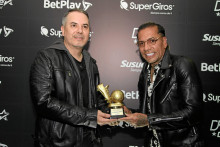 José Julián Hurtado, gerente de Susuerte, entrega reconocimiento a Dayro Moreno.