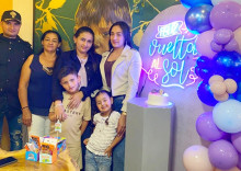 Jaime Alexánder Arias García, Carolina Rúa, Fernanda Martínez, Juan Manuel Valencia Martínez y Guadalupe Arias Martínez festejaron a Tatiana Castaño Obando. 