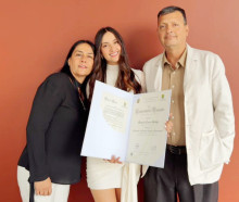 Foto | Lector | LA PATRIA Manuela Correa Gallego se graduó como profesional en Mercadeo Nacional e Internacional de la Universidad de Manizales. En la imagen, en compañía de sus padres, Consuelo Gallego y Juan Pablo Correa.