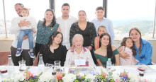La homenajeada Matilde Marín Gutiérrez, acompañada de sus nietos: Guadalupe, María Isabel, Diana Marcela, Santiago, Laura, Camilo, Paula; y bisnietos: Julieta, Gabriela, Samuel y Lucía.
