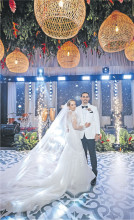 En la emblemática Iglesia de Santo Domingo, en Cartagena, los médicos internistas Carlos Manuel Gutiérrez Mendiola y Luz María Cárdenas Cardona. unieron sus vidas en una ceremonia llena de significado. El 12 de diciembre de 2025, rodeados de familiares y amigos, celebraron un amor construido con vocación, compromiso y complicidad.  Una noche inolvidable en la que la historia de la ciudad fue testigo del inicio de una nueva vida en común.