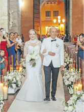 EL padre de la novia Juan de Dios Cárdenas, entregando a su hija Luz María Cárdenas Cardona en el altar.