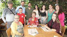 De pie: Hugo Arias, Esteban Arias, Jorge Montoya, David Jiménez, Antonia Arias, Laura Sofía Arias, Diana Lorena Arias y Paula Hoyos. Sentadas: Gloria Beatriz Jiménez, Luz Estella Jiménez y Ángela Jaramillo.