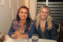 María Carmenza Giraldo (cumpleañera) y Alba Eugenia Noreña Rivera.