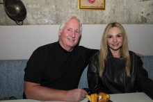 Jody Mcconell y Maria Teresa Ospina en el restaurante El Efecto Barbacoa.