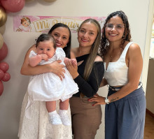 La recepción se desarrolló en la casa de los padres, en El Guamal. De izquierda a derecha, Jessica Alejandra Villabona y su hija, Dulce María, Valeria Arboleda y Manuela Morales Gómez.