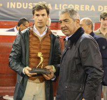 Voceador de LA PATRIA a la mejor faena:Daniel Luque por la faena ejecutada el 10 de enero de 2025 al toro Gladiador de la ganadería de Juan Bernardo Caicedo. Entrega Jorge Hernán Botero, director-gerente de LA PATRIA, y recibe Daniel Luque.