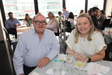 Javier Uribe Echeverri, en un almuerzo de bienvenida por su regreso de Chile, junto a Ángela María Uribe Echeverri.