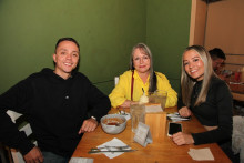 Fotos | Argemiro Idárraga | LA PATRIA Sergio Vargas y Narada Velásquez compartieron un almuerzo para celebrar el cumpleaños de Natalia Sandoval.