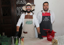 Héctor Bernal y Ángel Peña, encargados de deleitar a los periodistas con los productos de la Industria Licorera de Caldas.