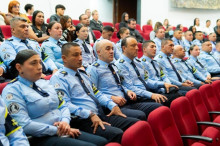 Grupo de agentes de tránsito asistente.
