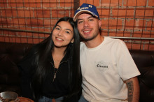 Juan Camilo Arroyave celebró su cumpleaños en una cena en La Patatería, acompañado de María Camila Martínez.