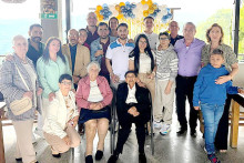 Zoé Henao, Andrés Fernando Galeano, Marina Gutiérrez, Fernando Galeano, Sonia Toro, Mauricio Buriticá Galeano, Juan Pablo Galeano, Emmy Almanza, Ricardo Loaiza, Vanesa Loaiza, Juan Andrés Galeano, Patricia Galeano, William Galeano, Samuel Buriticá, Luz Dary Galeano, José Miguel Buriticá Almanza, Elizabeth Galeano, Flor Alba Mejía y Héctor Galeano Giraldo. Desde Panamá y Estados Unidos también estuvieron presentes su nietas Sandra Buriticá Galeano con su esposo, Felipe Bonilla, y sus bisnietos Ismael y Maxim