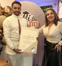 Aldair José Arregoces Cuisman se graduó como licenciado en Artes Escénicas de la Universidad de Caldas. En la foto lo acompaña Andrea Vargas.