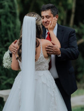Un momento profundamente emotivo se vivió cuando Eduar Antonio Laverde Rivillas viajó desde Estados Unidos para acompañar a su hija y entregarla en el altar, un gesto de amor que hizo aún más especial este nuevo comienzo.