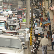 La calle 20 a todas horas del día siempre tiene una fila de carros para acceder a los talleres.