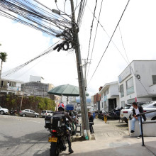 Este es el poste ubicado entre el edificio de la Contraloría y una de las sedes de Interconsultas.