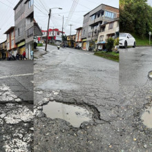 Así está la avenida El Libertador cerca de la entrada a la unidad deportiva La Pradera. Los huecos se llenan de agua y dificultan el tráfico vehicular.