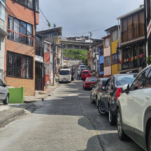 Este camión de trasteo bajó en contravía la calle 67f # 41-24
