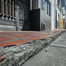 Este es el borde del andén que el contratista debe reparar en el barrio Villa Fundemos. 