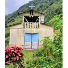 La capilla de la vereda Samaria, en Arboleda (Pensilvania), presenta un notable deterioro en su infraestructura y requiere mantenimiento urgente. El templo fue parcialmente destruido por grupos ilegales y posteriormente recuperado con apoyo comunitario.