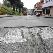 Piden reparaciòn de calle en  Linares